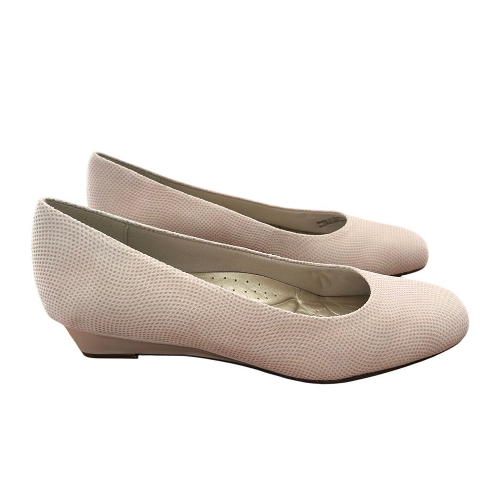 Trotters Lauren Nude Size 10N -3D Textured Leather Low Wedge Pumps T1110-136 New